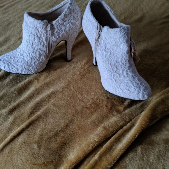 Ladies cream lace shoe booties - Picture 6 of 6